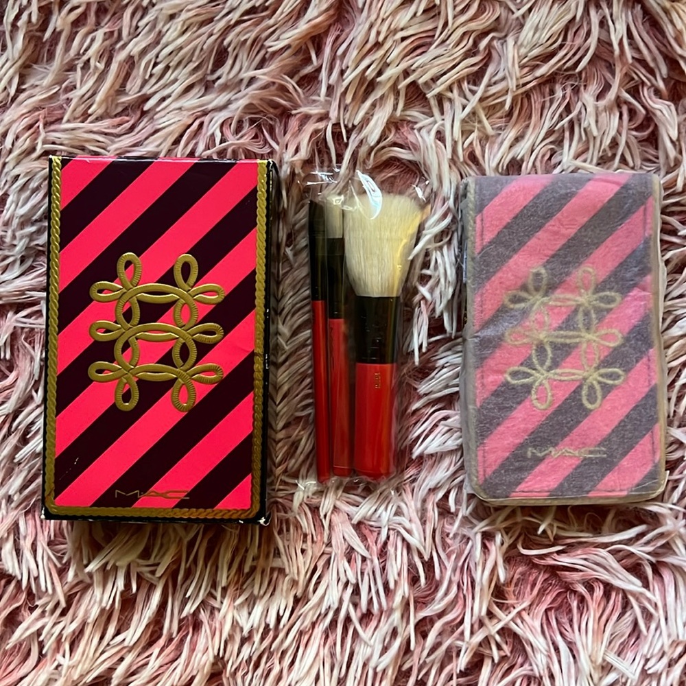MAC Nutcracker Sweet Essential Brush Kit Holiday Collection Case Box